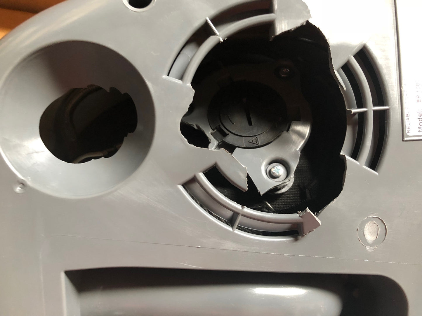 EP1000 BRIO Reliable Pro Vacuum Cleaner Damage on bottom