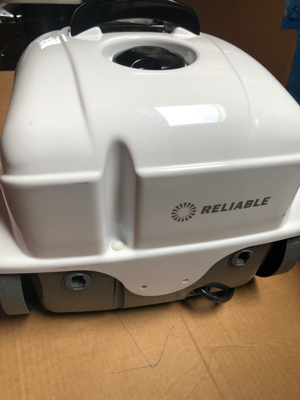 EP1000 BRIO Reliable Pro Vacuum Cleaner Damage on bottom